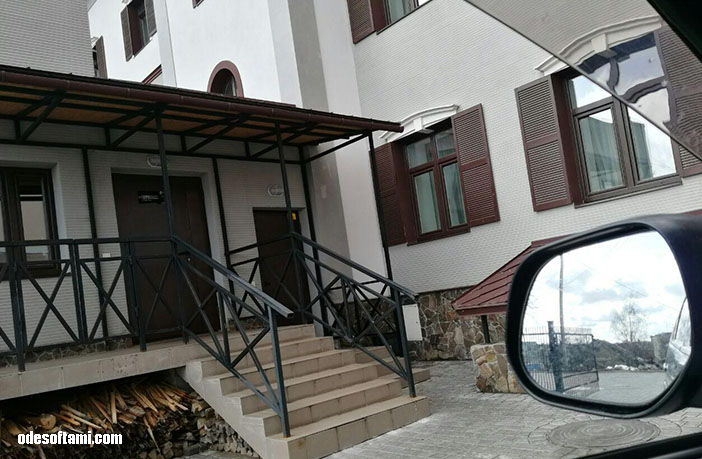 Черный выход на парковку Premier Hotel Pochaiv - odesoftami.com