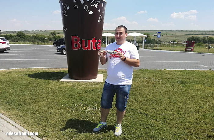 Денис Алексеенко рекламирует Bueno шоколад на SOCAR Ukraine 2017 - odesoftami.com