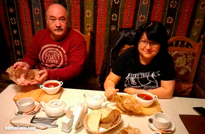Игорь и Татьяна Алексеенко после долгой дороги зашли поужинать в ресторан подкова ровно - odesoftami.com