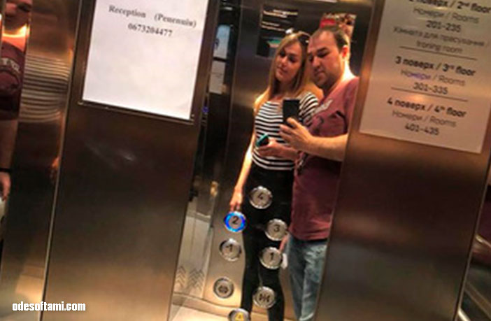 Ирина Буслаева и Денис Алексеенка катаются на лифте в отель Ramada, Львов - odesoftami.com
