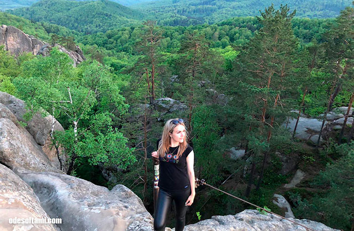 На фоне гор и леса Ирина Буслаева, вид со Скалы Довбуша 2018  - odesoftami.com