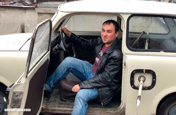 Денис Алексеенко катается на машина по крыше Дома Легенд - Львов 2018 - odesoftami.com