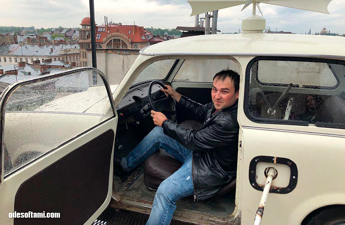За рулем Денис Алексеенко, катается на машина по крыше Дома Легенд - Львов 2018 - odesoftami.com
