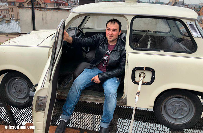 Денис Алексеенко залез в автомобиль на крыше Дома Легенд - Львов 2018 - odesoftami.com