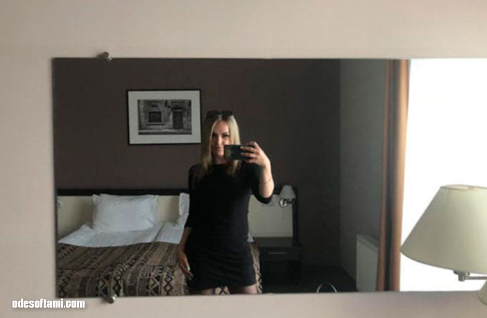 Ирчик Буслаева на фоне кровати в ее номере в RAMADA hotel Львов 2018 - odesoftami.com