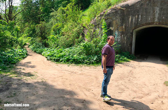 Таракановский форт – одно из самых мистических мест Украины 2018 - Денис Алексеенко у входа - odesoftami.com