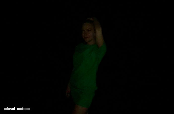 Ира Буслаева на фоне ночного моря - odesoftami.com
