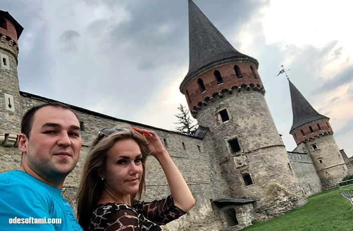 Денис Алеексенко и Ирина Буслаева позируют на внутреннем дворике в Каменец-Подольская крепость, Украина - odesoftami.com
