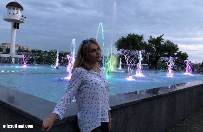 Ирина Буслаева возле фонтана Жемчужина любви в Умань - odesoftami.com