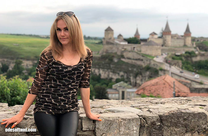 Ирина Буслаева на фоне крепости в Каменец-Подольская крепость, Украина - odesoftami.com