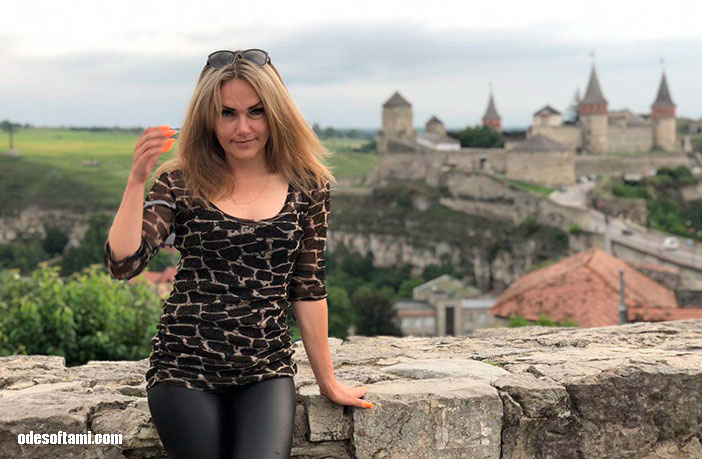 Шикарная Ирина Буслаева на фоне крепости в Каменец-Подольская крепость, Украина - odesoftami.com