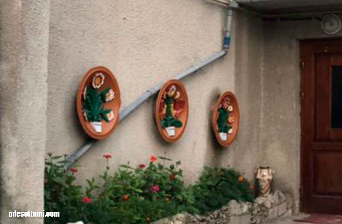 Тарелочки на стенах в Почаев - odesoftami.com
