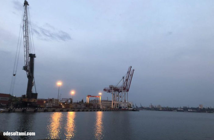 Вечерние посиделки с видом на гавань и Черноморский торговый порт - odesoftami.com