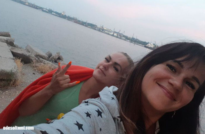Ирина Буслаева и Оля Тодорова на закате дня в Черноморский порт - odesoftami.com