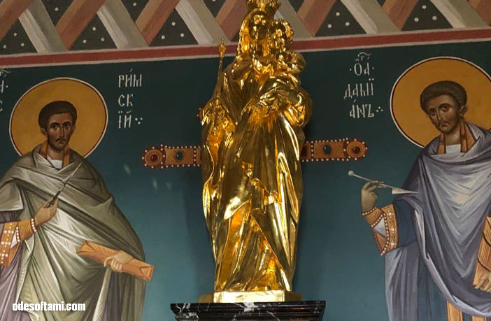Статуя Пресвятой Богородицы в Свято Покровский монастырь в Мариновка - odesoftami.com
