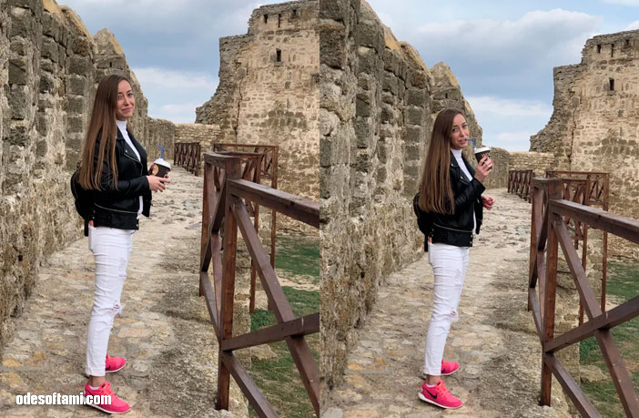 Анастасия Сандул гуляет по стенам крепость Аккерман - odesoftami.com