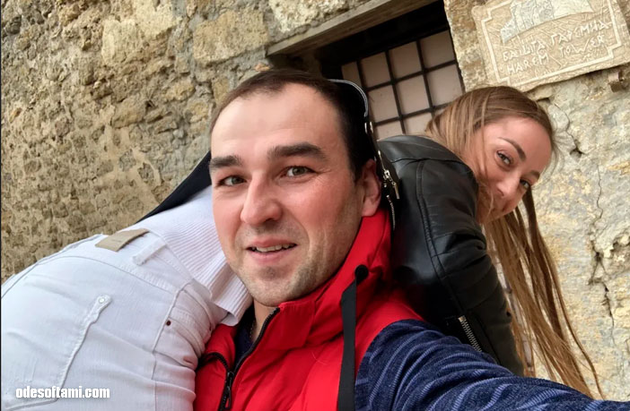 Денис Алексеенко уносит Анастасию Сандул в гаремную башню в крепость Аккерман 2019 - odesoftami.com