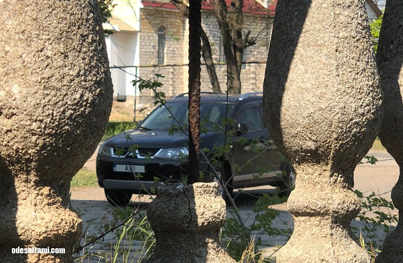 Mitsubishi Outlander XL - ADI возле Нейбург или Лютеранская кирха в селе Новоградовка, Одесская область - odesoftami.com