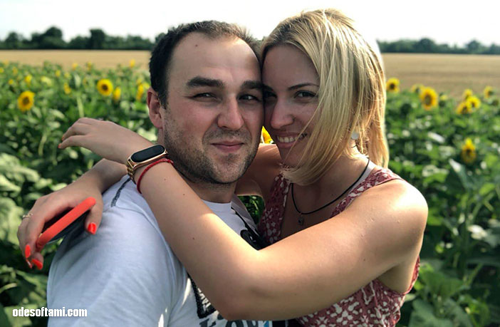 Анна Кушнерова и Денис Алексеенко в подсолнухах 2020 - odesoftami.com