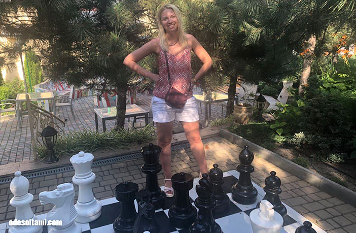 Аннушка Кушнерова играет в шахматы в Эколандия - odesoftami.com