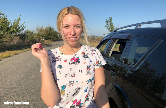 Анна Кушнерова довольная и счастливая после вождения Mitsubishi Outlander XL в городе Теплодар Одесская область 2020 - odesoftami.com