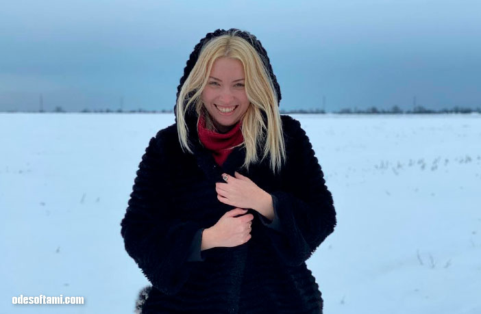 Анна Кушнерова позирует в снежном поле - odesoftami.com