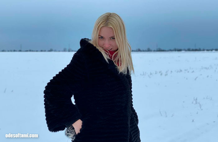 Анна Кушнерова позирует в снежном поле - odesoftami.com