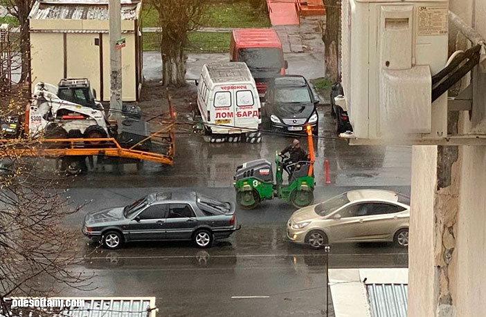 Дорожные рабочие кладут асфальт во время дождя - odesoftami.com