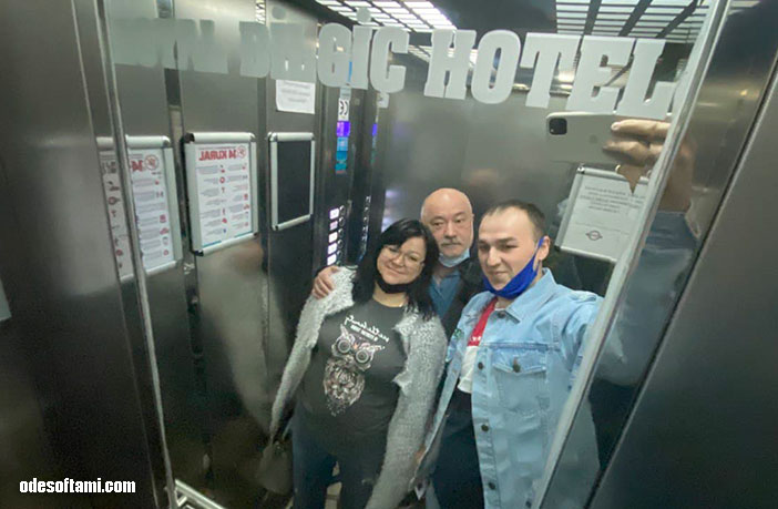 Денис Татьяна и Игорь в лифте Royal Bilgic Hotel Турция - odesoftami.com