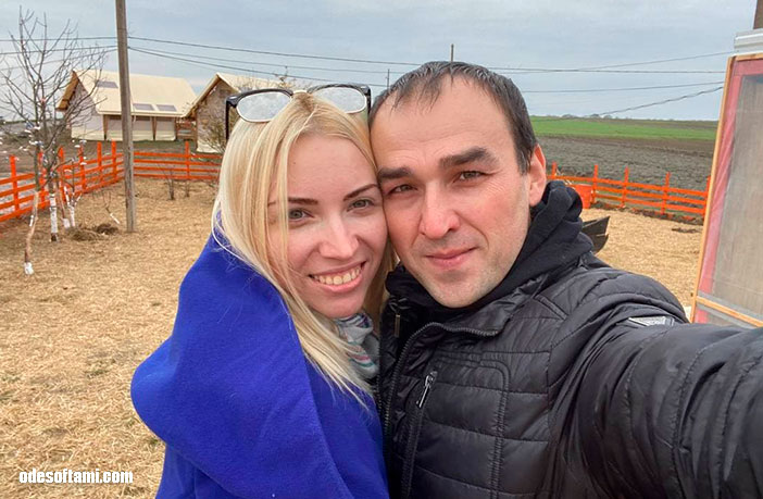 Денис Алексеенко и Аня Кушнерова на тракторе - odesoftami.com