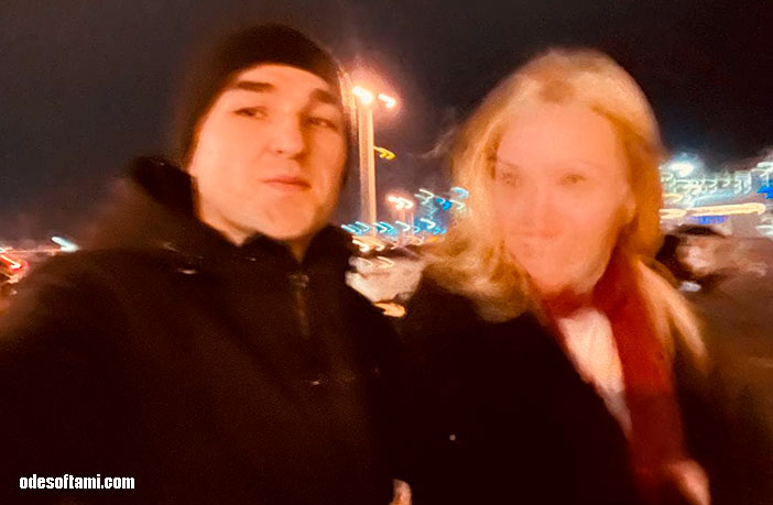 Денис Алексеенко и Аня Кушнерова на парковке MULTIPLEX Ривьера - odesoftami.com