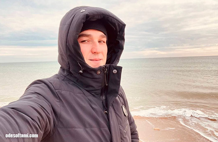 Денис Алексеенко на пляже в Фонтанка зима 2022 - odesoftami.com