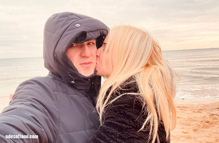 Аня Кушнерова и Денис Алексеенко на пляже в Фонтанка зима 2022 - odesoftami.com