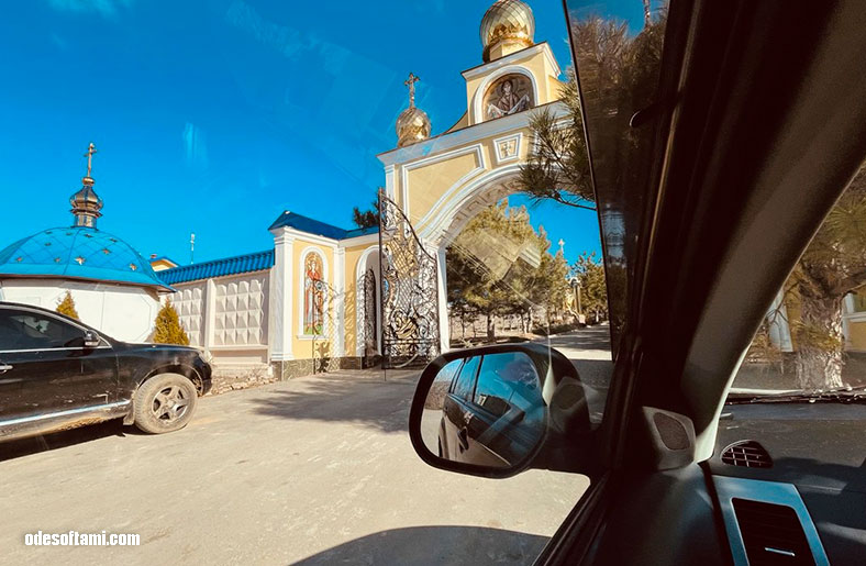 Главный вход из окна автомобиля в Свято-Покровском монастыре, Одесская область село Мариновка 2022 - odesoftami.com