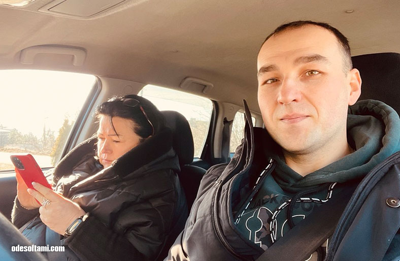 Денис и Татьяна Алексеенко едут назад в Одессу из Свято-Покровского монастыря, Одесской области села Мариновка 2022 - odesoftami.com