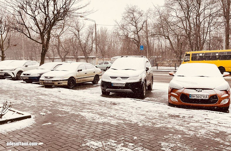 Аутлэндер ХЛ возле ЖК Альтаир весь в снегу, Одесса 2023 - odesoftami.com