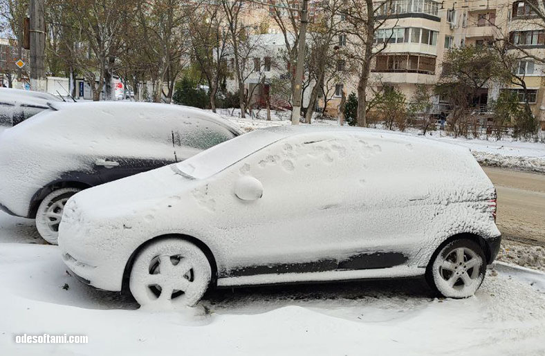 Первый снег в Одессе | осень 2023 - Mercedes-Benz B200 на снегу - Фото 2- odesoftami.com
