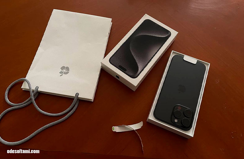 Распаковка новокупленного Iphone 15 pro max negro titan из магазина Apple Valencia - odesoftami.com