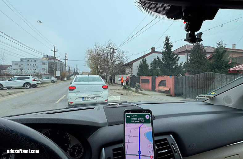 Пока ждал светофор в пробке встретил снегурочек в Afumați, Румыния - odesoftami.com