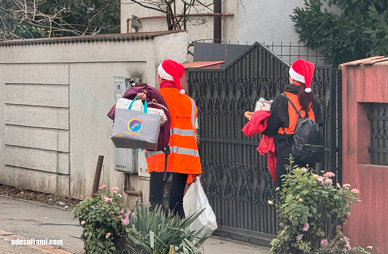 Встретил снегурочек в Afumați, Румыния - odesoftami.com