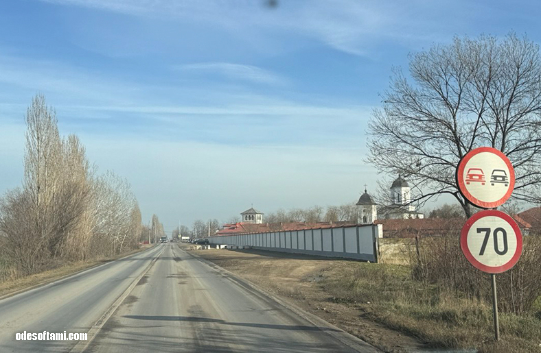 Дорога к монастырю Гигью — ориентиром служит длинная монастырская стена вдоль трассы - odesoftami.com