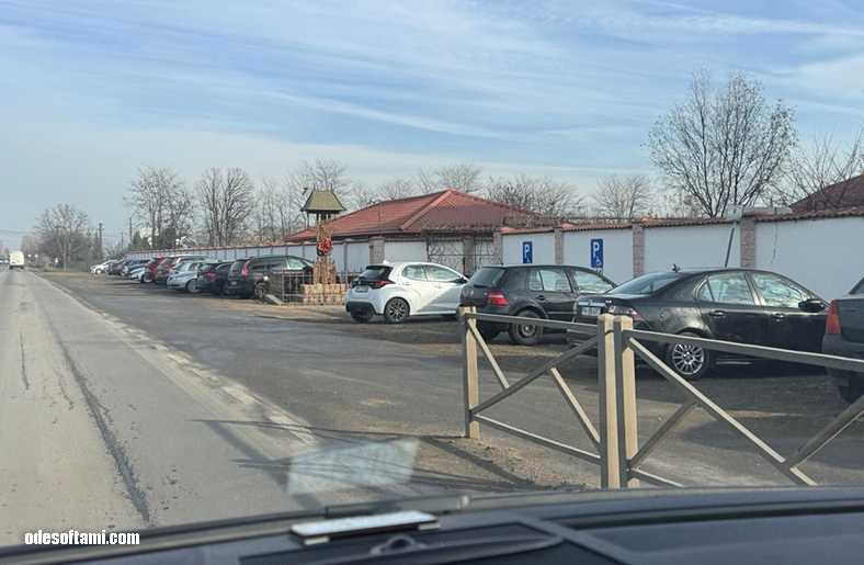 Парковка возле монастыря Гигью (Mănăstirea Ghighiu) Плоешти, Румыния - odesoftami.com