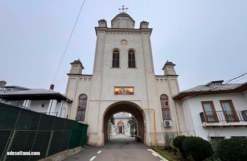 Вид из надвратной колокольни монастыря Pasărea на главный храм, Румыния - odesoftami.com
