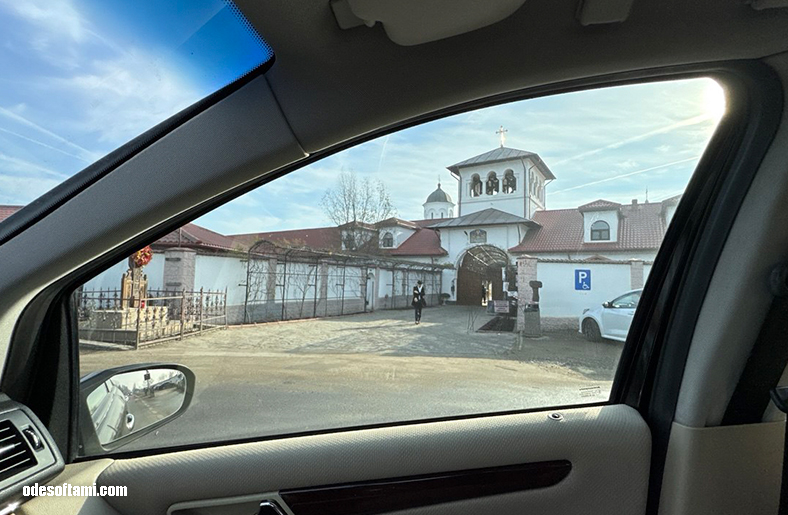  Въезд в монастырь Гигью (Mănăstirea Ghighiu) возле Плоешти, Румыния — вид с автомобиля - odesoftami.com