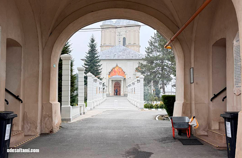 Центральный вход в монастырь Pasărea с надвратной колокольней, Илфов, Румыния - odesoftami.com