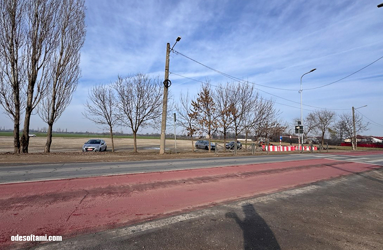 Парковка через дорогу от монастыря Гигью под Плоешти, Румыния — автомобили паломников - odesoftami.com