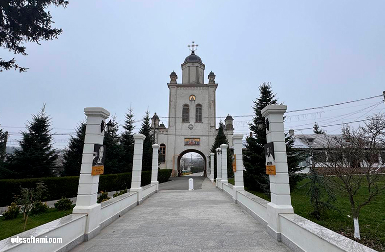Внутренняя территория монастыря Pasărea зимой. Тихое и уединённое место для молитвы и паломничества в Румынии - odesoftami.com
