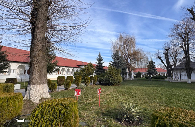 Территория монастыря Гигью под Плоешти, Румыния - 2025 - odesoftami.com