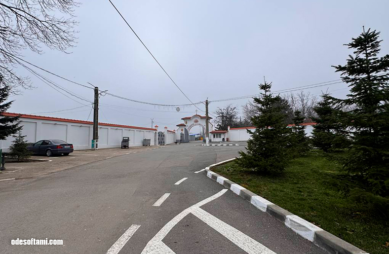 Бесплаьная парковка на территории монастыря Pasărea - odesoftami.com