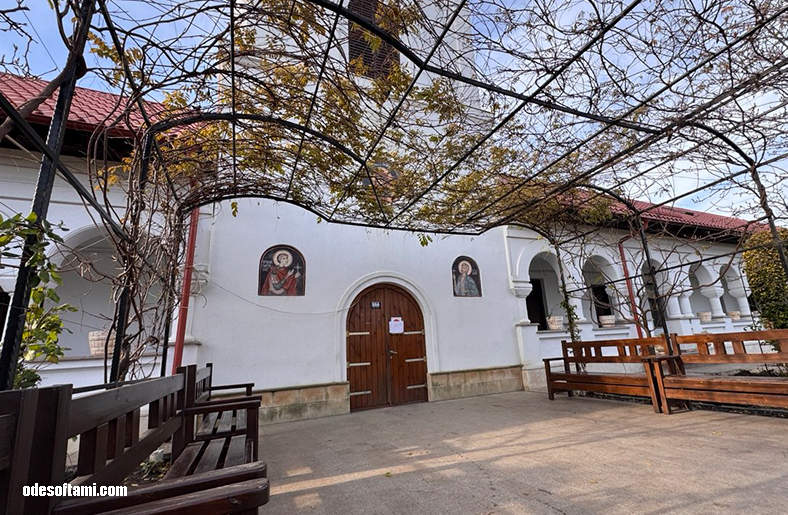 Храм напротив монастыря Гигью под Плоешти, Румыния - 2025 - odesoftami.com